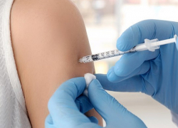 Врачи рассказали, кому не стоит вакцинироваться от COVID-19