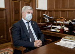 Для встречи с Грибановским префектом Вячеславом Мамаевым губернатор Гусев надел маску