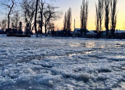 Заливальщики: у администрации Борисоглебска спросили, почему каток в Театральном парке похож на стиральную доску 