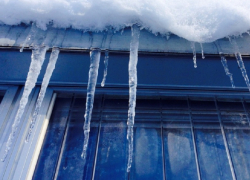Жителям Воронежской области напомнили об опасности заснеженных крыш