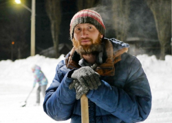 Общественный каток в центре Борисоглебска помогают расчищать энтузиасты