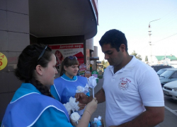 Белые цветы начали раздавать на улицах Борисоглебска 