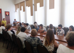 Борисоглебские выпускники, живущие в приемных семьях, получили подарки в администрации