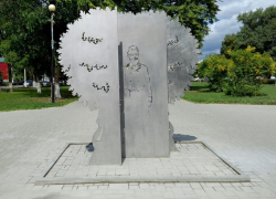 В Борисоглебске завершили установку памятника Григорию Корнаковскому