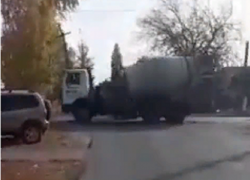 Момент сноса бетономешалкой линий электропередачи попал на видео в Борисоглебске