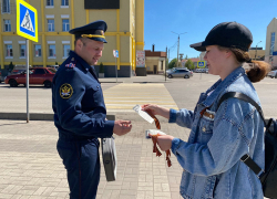 На улицах Борисоглебска раздают Георгиевские ленточки