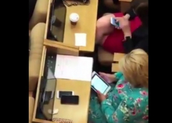 Россиян взбесило поведение депутатов: сидят в гаджетах, а в зале такое...