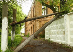 В центре Борисоглебска рухнул старый столб