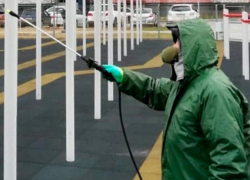 Жителей Воронежской области призвали не бояться людей в защитных костюмах с опрыскивателями