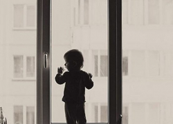 Мать выпавшего из окна ребёнка, приговорена к денежному взысканию