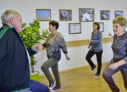 Работники Грибановской администрации занимаются гимнастикой на рабочем месте