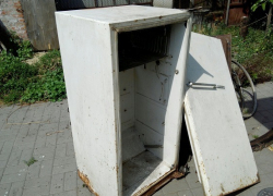 Выбрасывая старые холодильники обязательно снимите с них дверцу