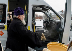 Новое социальное такси  освятил митрополит Воронежский Сергий