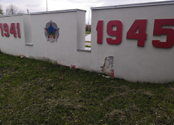 Нужен опять ремонт: на главном мемориале Борисоглебска осыпается штукатурка 