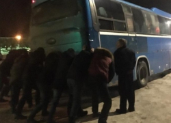 На трассе под Борисоглебском пассажирам пришлось толкать рейсовый автобус 