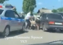 Набросившейся на полицейского в центре Борисоглебска гражданке присудили штраф