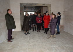 Глава администрации Грибановского района провел экскурсию по строящейся школе