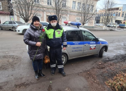 В Борисоглебске сотрудники ГИБДД поздравили женщин с Днем матери