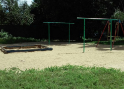 В Грибановском районе прокуратура обнаружила опасные нарушения на детских площадках