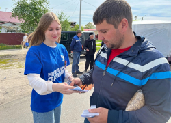 В Терновке мужчинам раздали Георгиевские ленточки и буклеты о службе по контракту