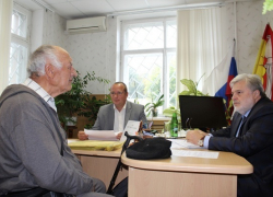 ) Грибановцы задали вопросы представителю губернатора