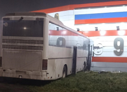 Пять пострадавших: пассажирский автобус «Москва-Поворино» врезался в стелу на въезде в Анну