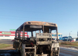 В Борисоглебске на Аэродромной утром сгорел маршрутный автобус
