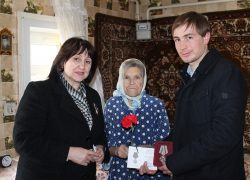 Памятные медали вручили ветеранам Войны и труженикам тыла в селе Петровское под Борисоглебском
