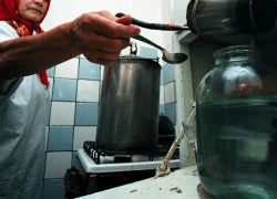 За продажу бутылки самогона 74-летнюю бабушку оштрафовали на 30 000 рублей