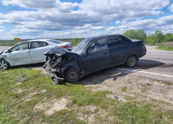 В Новохоперском районе столкнулись две легковушки: оба водителя – в больнице 