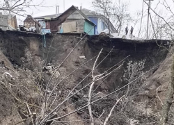 Мэр Новохопёрска пообещал, что не бросит жильцов поврежденных оползнем домов