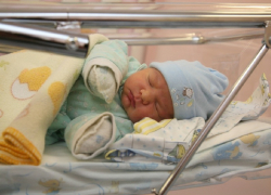 Четверть российских младенцев рождается вне брака