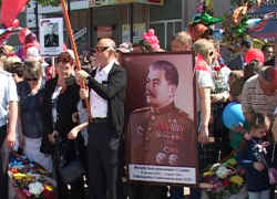 Житель Борисоглебска пришел на Парад Победы с огромным портретом Сталина