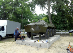 БТР занял свое место на постаменте у «Звезды». В преддверии дня ВДВ «Союз десантников России» установил бронетранспортер у мемориала.