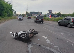 Мотоциклист попал в больницу после жесткого столкновения с автомобилем в Борисоглебске