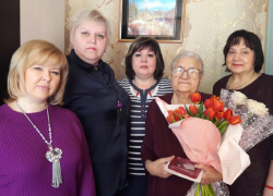 Борисоглебских ветеранов и тружеников тыла поздравили в Международный женский день наградами