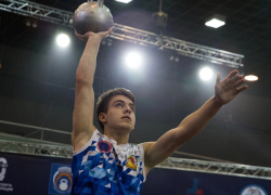 Студент из Борисоглебска отличился в жонглировании гирями на Первенстве России