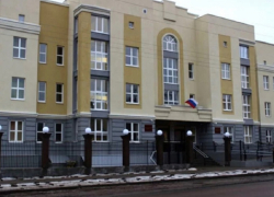 Полицейского, обвиняемого по двум статьям УК, Борисоглебский суд отпустил под домашний арест 