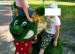 Необдуманный поступок родителей в Театральном парке Борисоглебска возмутил нашу подписчицу