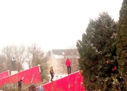 Народный репортер Борисоглебска: на мемориальном комплексе «Родина – Мать» устроили катания с горки