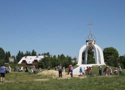 В Борисоглебске прихожане храмов вышли на уборку старого городского кладбища