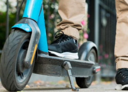 В Борисоглебске разыскивают электросамокатчика, сбившего ребенка на тротуаре