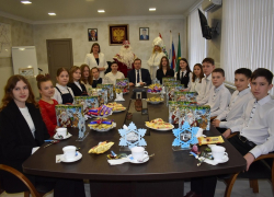 Александр Леонов в преддверии Нового года по традиции встретился с одаренными детьми Поворинского района