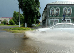 Десятиминутный дождь превратил дороги и тротуары Борисоглебска в реки. Фото нашего читателя.
