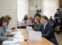 Губернатор Гордеев  пришел на избирательный участок вместе с супругой