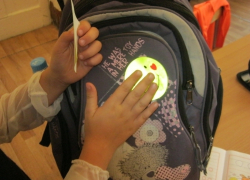 "Стань заметней!" - школьников Борисоглебска  призывают носить полезные стикеры и брелки