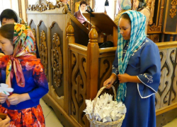 Сотни бумажных цветов раздали в храмах Борисоглебска