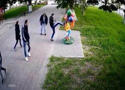 Вандалы, уродующие фигуры в скверах Борисоглебска, попали на видео