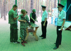 В Борисоглебске в рамках акции «Зарядка со стражем порядка» полицейские рассказали подросткам о службе в органах внутренних дел.