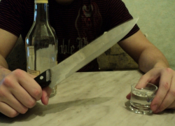 В Поворинском районе молодой мужчина ударил своего знакомого ножом в живот